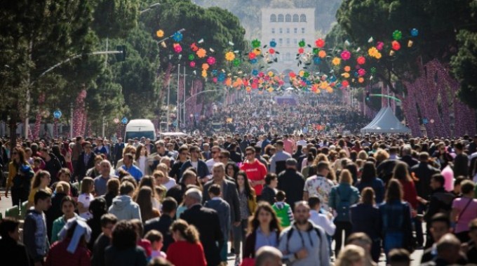 Raporti i BERZH: Numri i popullsise shqiptare pesoi renie, rritet perqendrimi ne kryeqytet